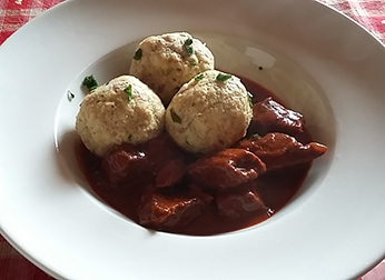 Gulasch con canederli